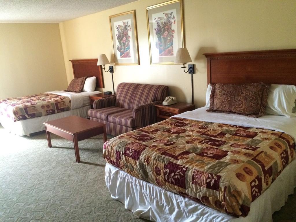 Plaza Hotel And Suites Pine Bluff Exterior photo