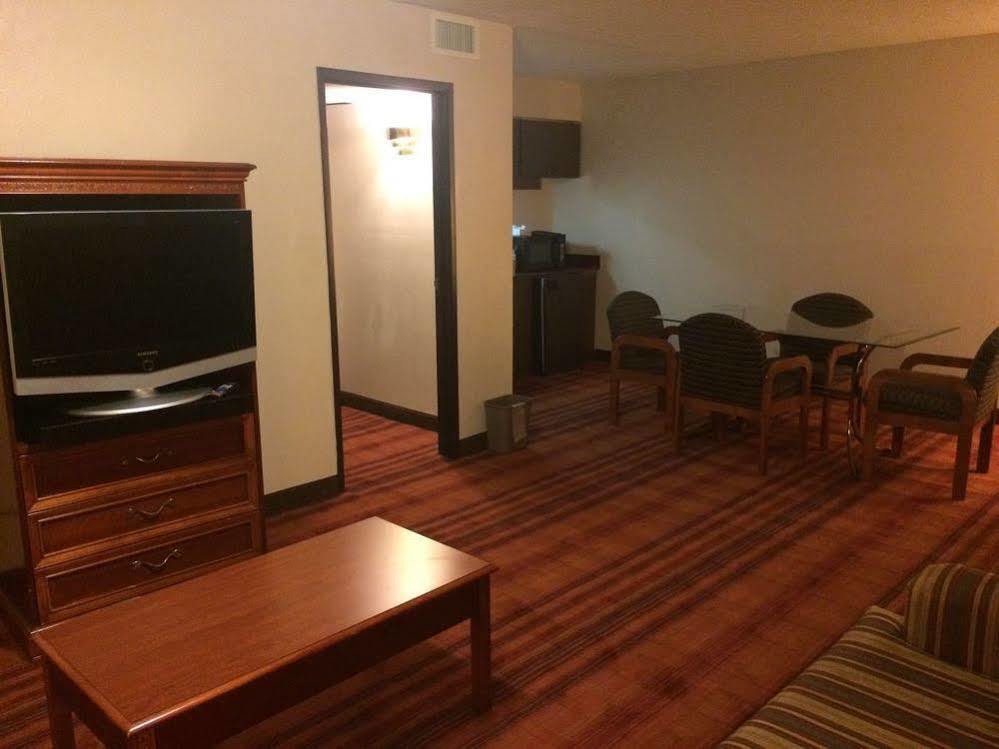 Plaza Hotel And Suites Pine Bluff Exterior photo