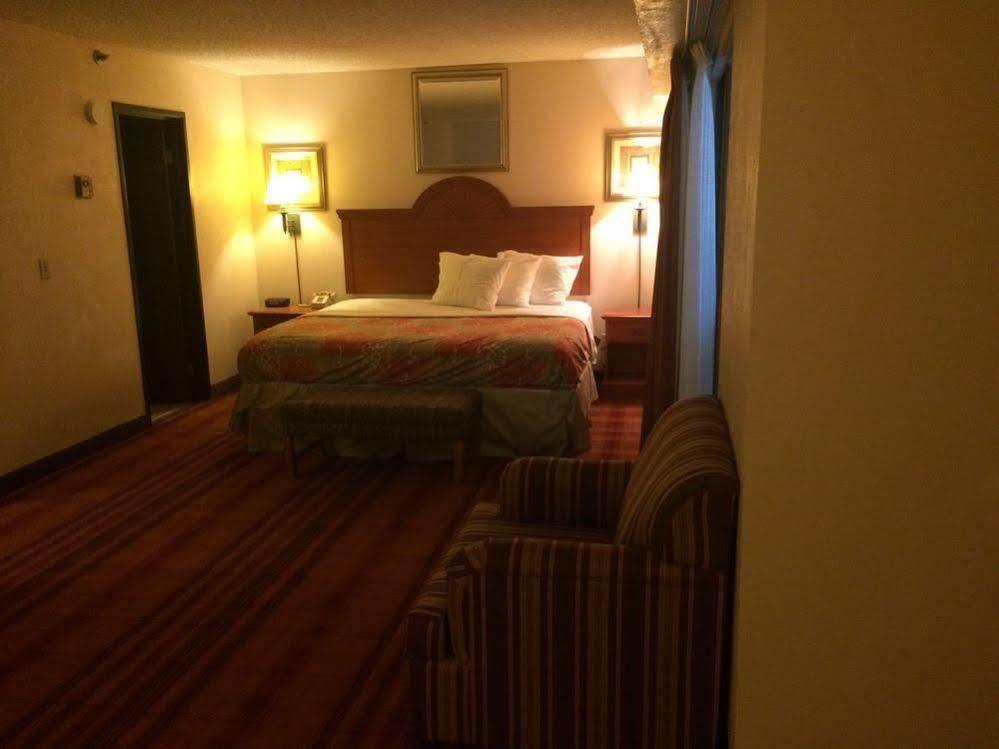 Plaza Hotel And Suites Pine Bluff Exterior photo